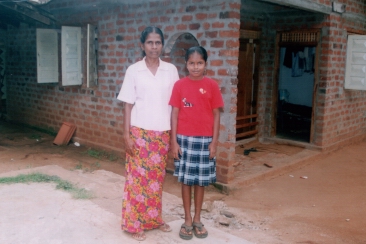 Photo of Dilini and her mother in 2002